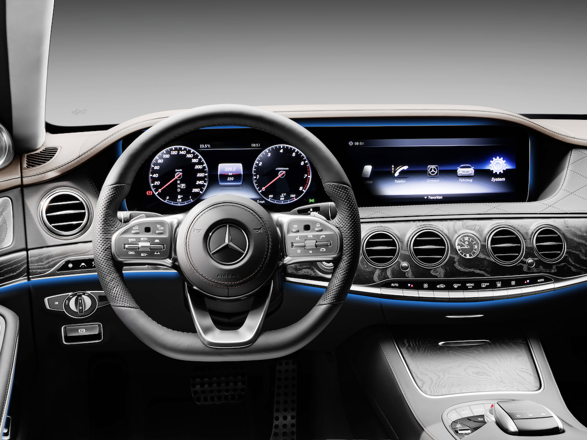 Мы будем служить им, среди других  с помощью кнопок на новом руле, оснащенном двумя сенсорными панелями, известными от Mercedes E-Class