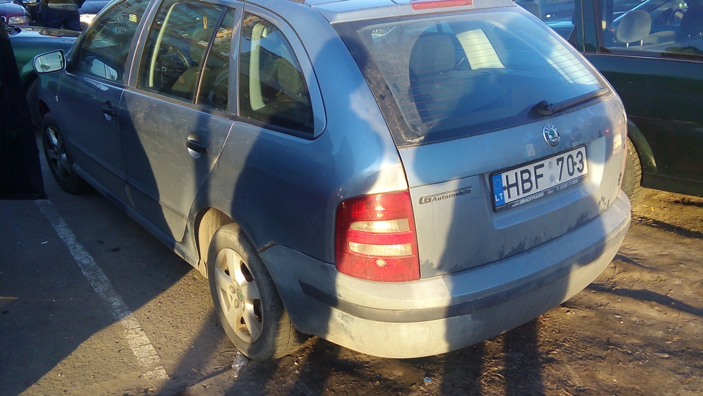 Судячи з наклейки ззаду, автомобіль експлуатувався або в прокаті, або був роз'їзним в фірмі, де треба було багато їздити