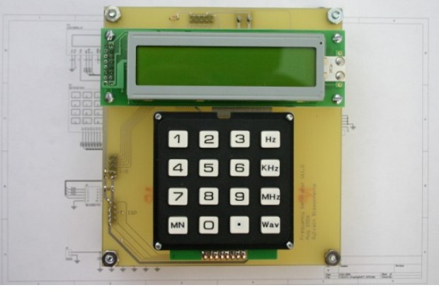 Управління мікросхемою DDS синтезатора і всієї периферією здійснює мікроконтролер   Atmel   AVR   ATmega32