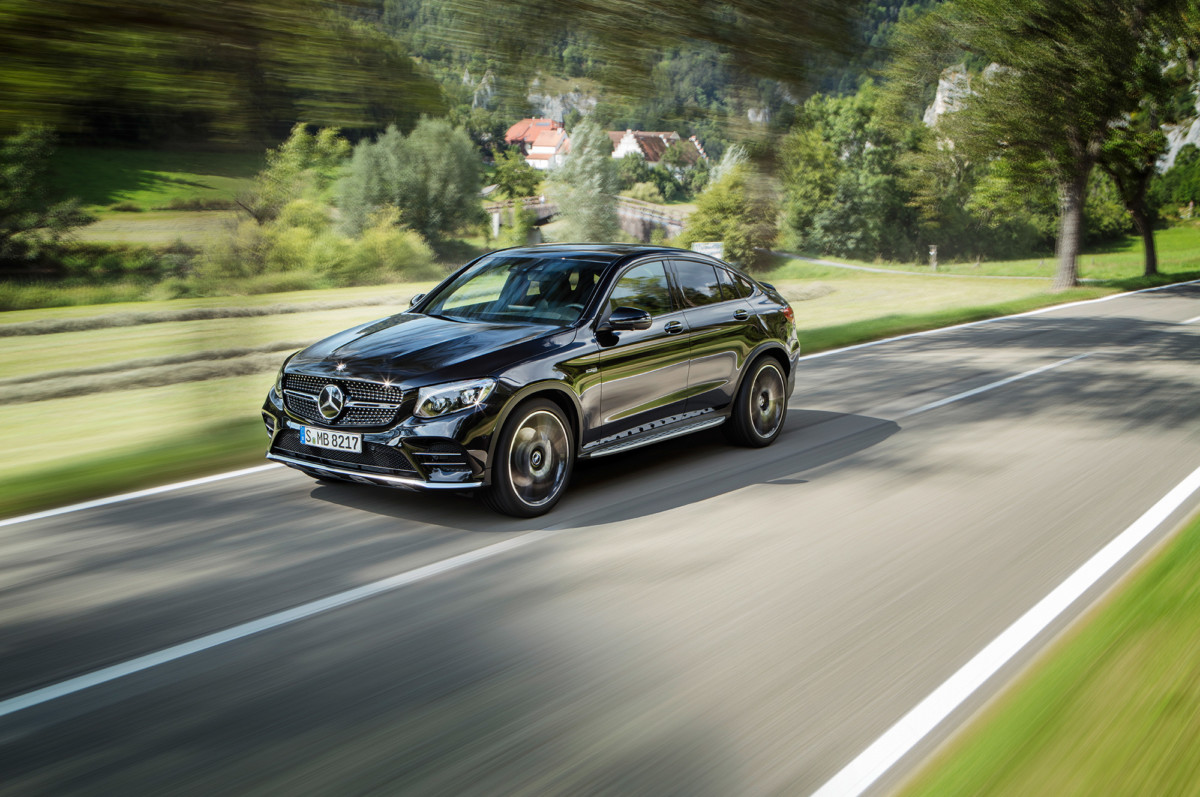 Відрізнити новий Mercedes-AMG GLC 43 Coupe можна за особливою решітці радіатора, збільшеному воздухозаборнику в передньому бампері і більшого спойлеру на п'ятій двері