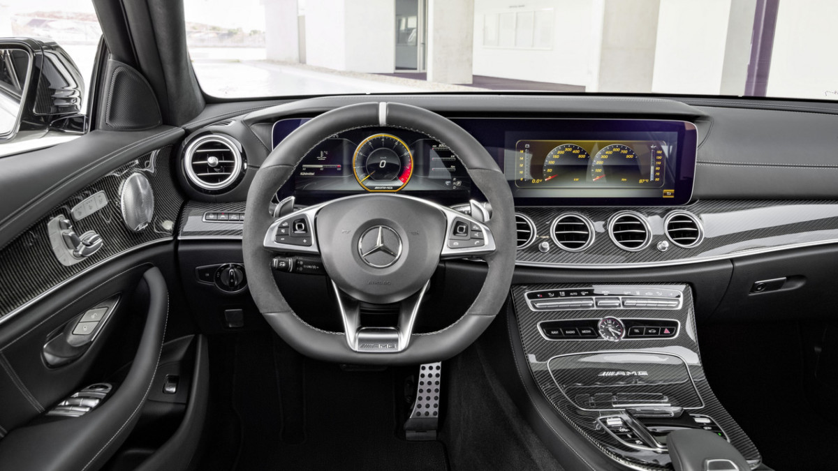 Відрізнити новий Mercedes-AMG E63 Estate можна по аеродинамічного обважування, особливої ​​решітці радіатора і величезному воздухозаборнику в бампері