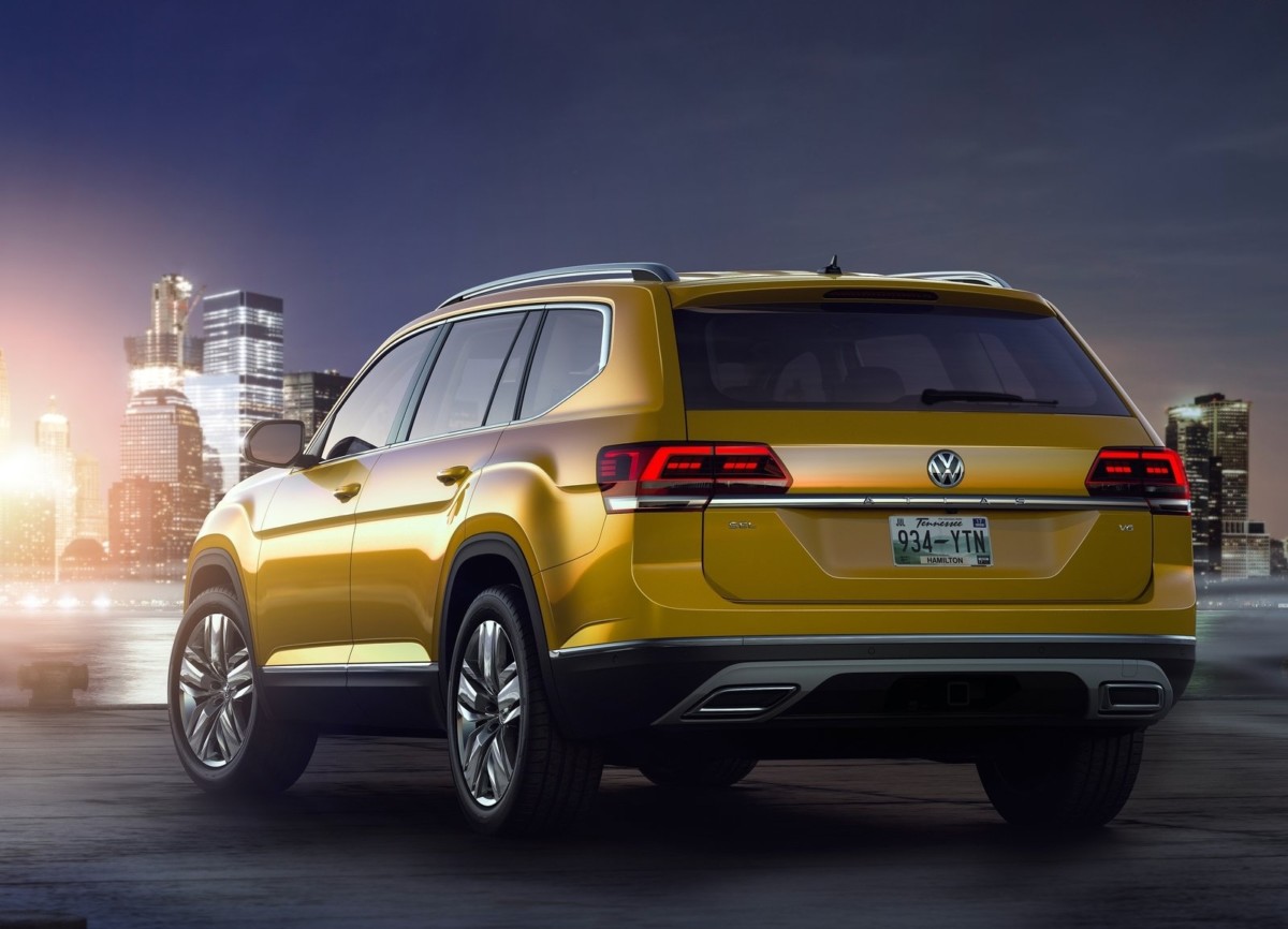 Ціна Volkswagen Atlas SE починається з $ 33 590, а оснащення цієї версії включає 8,0-дюймовий дисплей мультимедіа, люк у даху, електропривод і підігрів передніх сидінь