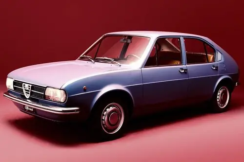 Lancia 2000 залишили тільки 2,0-літровий двигун, а Gamma отримала 2,5-літровий, в тому числі з уприскуванням палива
