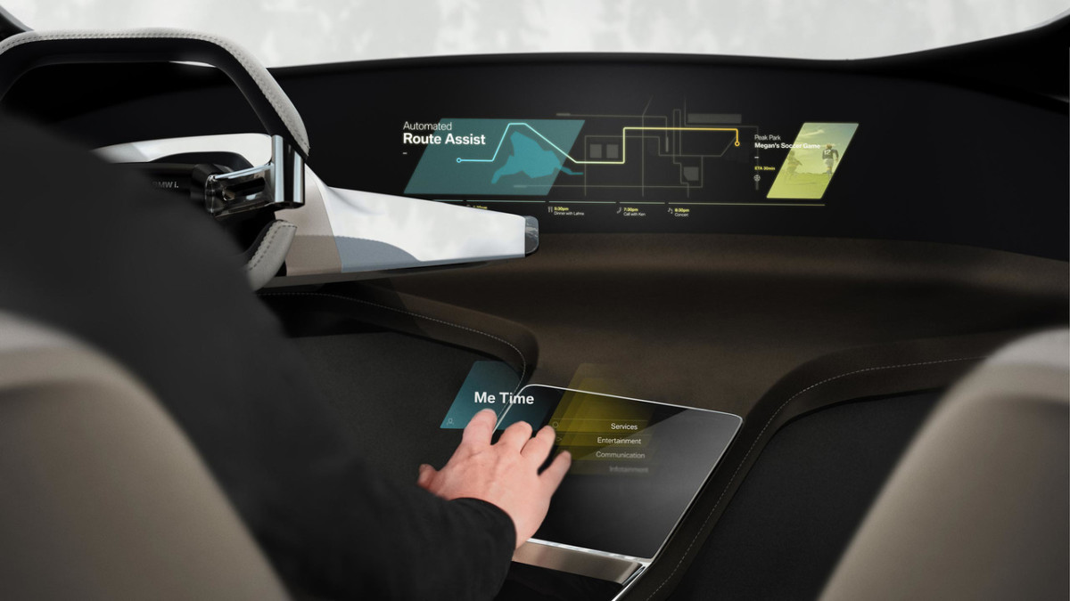 Концепт-кар BMW i Inside Future представив голографічний дисплей, здатний проектувати зображення в повітрі