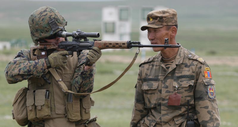 Монгольський інструктор навчає американського морського піхотинця на навчаннях Khaan Quest 2009   У 1963 році ця напівавтоматична снайперська гвинтівка надійшла на озброєння прикордонних військ Радянського союзу і зарекомендувала себе, як надійний інструмент