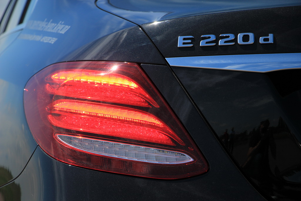 І вдень і вночі новий Mercedes-Benz Е-Class легко дізнатися по ходовим вогнів з двох світлодіодних дуг
