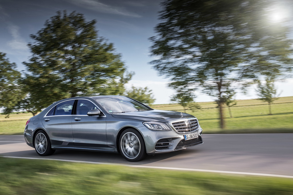 Презентований навесні на автошоу   в Шанхаї   , Оновлений седан Mercedes-Benz S-Class буде доступний з 9-ю бензиновими і дизельними двигунами, заднім або повним приводом 4MATIC, стандартною і подовженою базою, а також в трьох варіантах виконання - Mercedes-Benz, Mercedes-AMG і Mercedes-Maybach