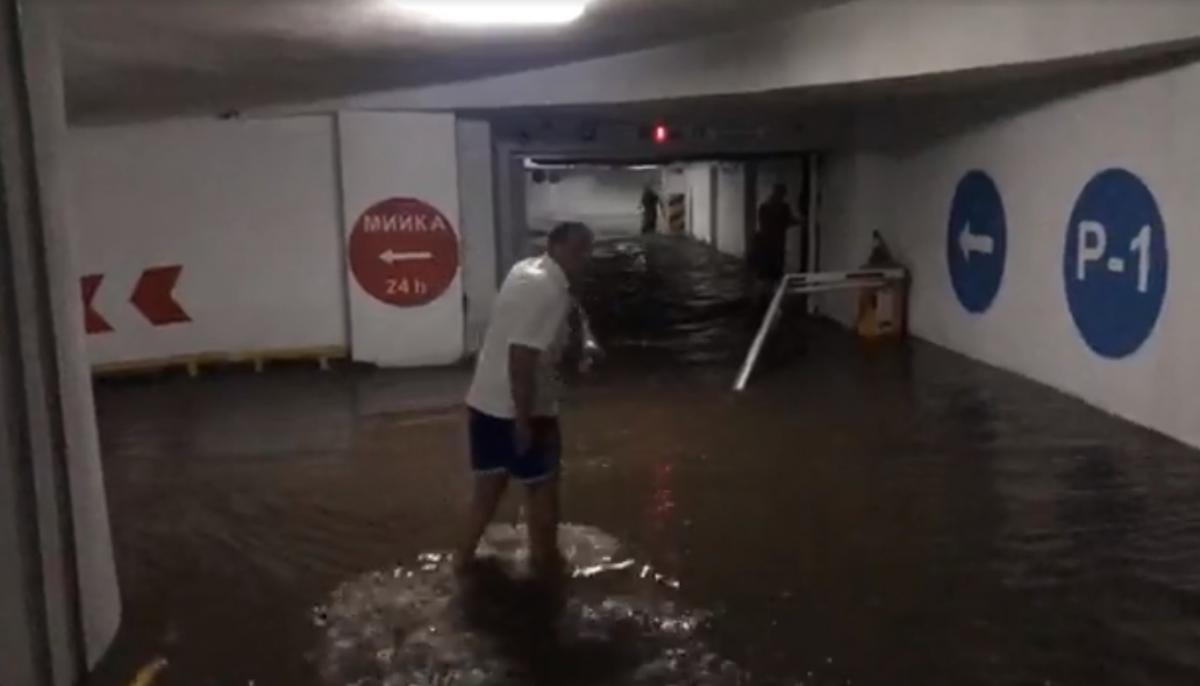 Прибувши на місце затоплення, рятувальники почали відкачувати воду помпою