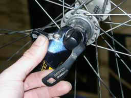 Якщо на вашому велосипеді стоять дискові гідравлічні гальма, то при установці колеса доведеться акуратно вставити гальмівний диск в калипер, між гальмівними колодками