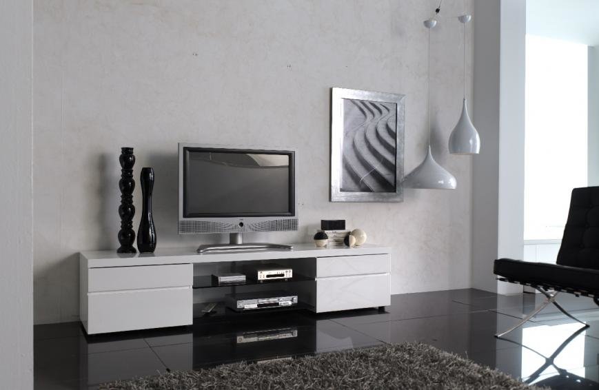У вітальні, де знаходиться телевізор, невід'ємним предметом меблів є столик або шафа-купе з нішею по ТБ