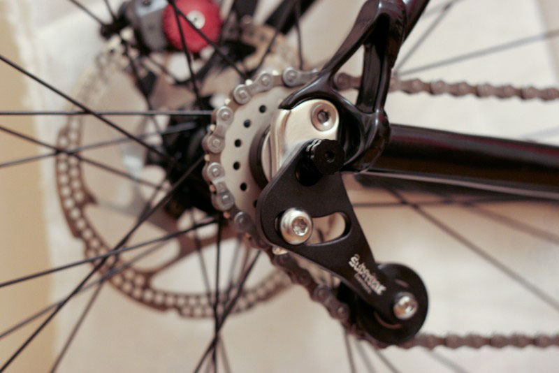 Натяг ланцюга на велосипеді з параллелограмной перемикачем (заднім) обумовлюється виключно пружинної жорсткістю власне перемикача