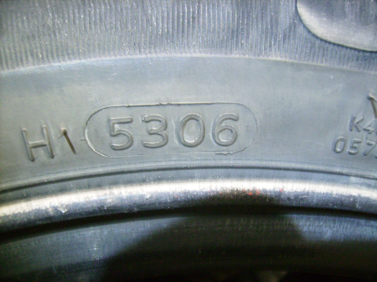 Дата виготовлення шини написана у вигляді чотирьох цифр в овалі (наприклад 5306) - перші дві цифри тиждень виготовлення, наступні дві - рік виготовлення (в нашому прикладі грудень 2006 р)