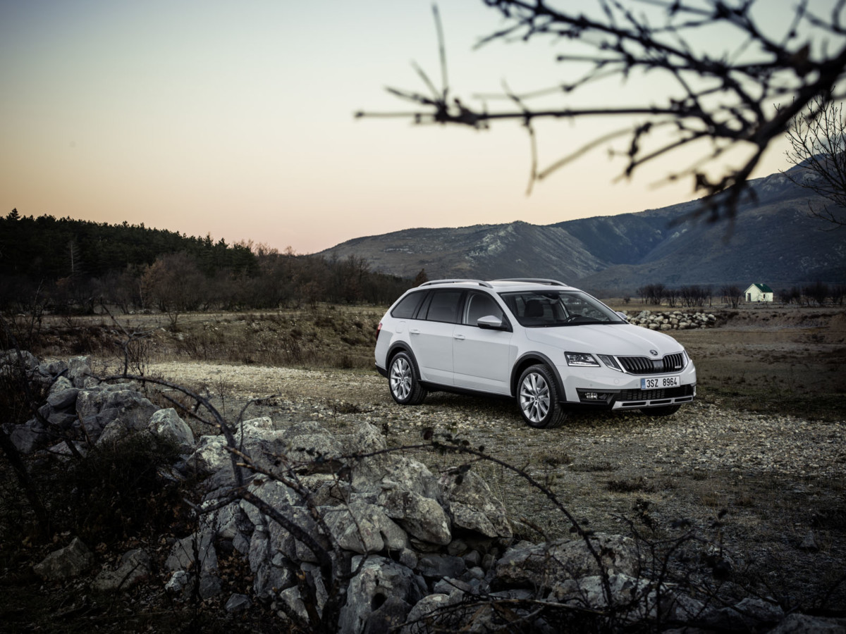 нарешті   універсал підвищеної прохідності Skoda Octavia Scout   в Чехії пропонують за ціною від 759 900 крон (805 500 гривень)