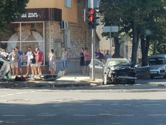 Патрульний автомобіль, щоб не зупинятися на червоний, метрів за 15 до перехрестя включив сирену, і водій Audi не встиг зупинитися і вдарив Toyota Prius