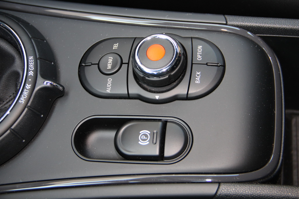 В нашій машині цей перелік додають також: електричний привід двері багажника з безконтактним керуванням, камера заднього виду, хороша аудіосистеми, аналог інтерфейсу iDrive у BMW