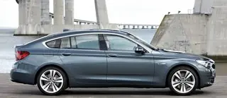BMW 5-series Gran Turismo до рестайлінгу (зліва) і після (праворуч)