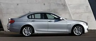 BMW 5-series sedan до рестайлінгу (зліва) і після (праворуч)