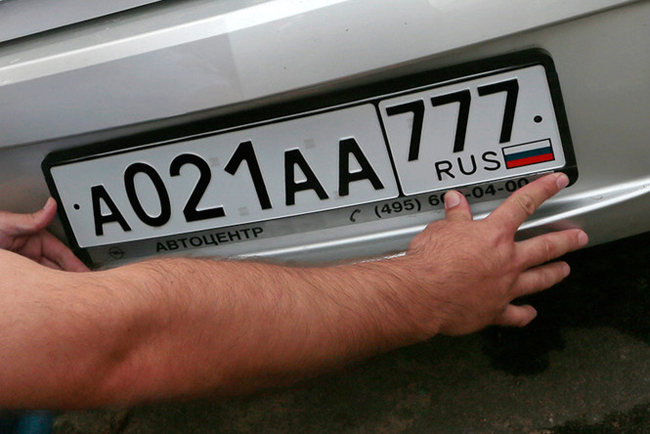 Як пише портал First Gear, кримські автомобілі, які переведені на російську реєстрацію, українські митники на материк не пропускають, мотивуючи це інструкціями Кабміну