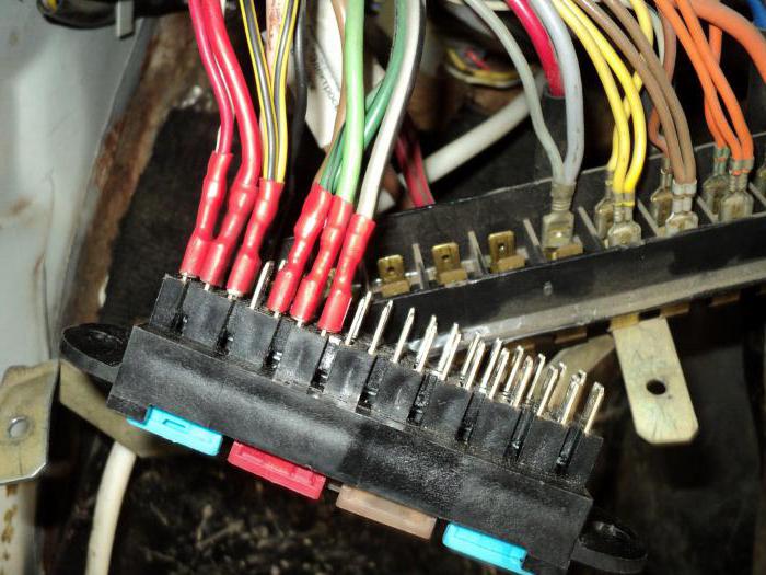 Насамперед необхідно відключити «мінусову» клему від акумуляторної батареї, демонтувати старий монтажний блок, від'єднати від нього роз'єми проводів, що йдуть від споживачів