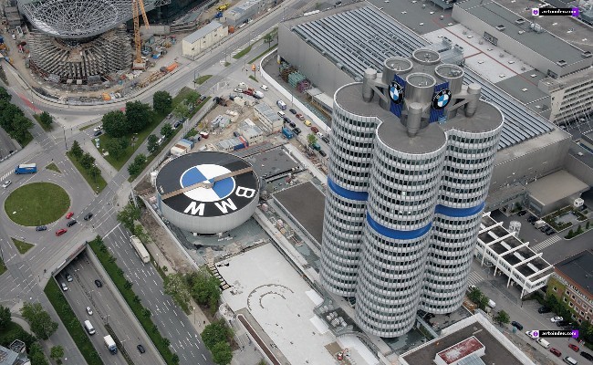 На додаток до штаб-квартирі створений знаменитий музей BMW у вигляді чаші, який разом з вежею є пам'ятка міста і по праву вважаються архітектурної іконою