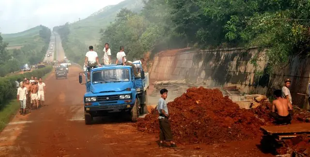 Будівництво або ремонт дороги в КНДР
