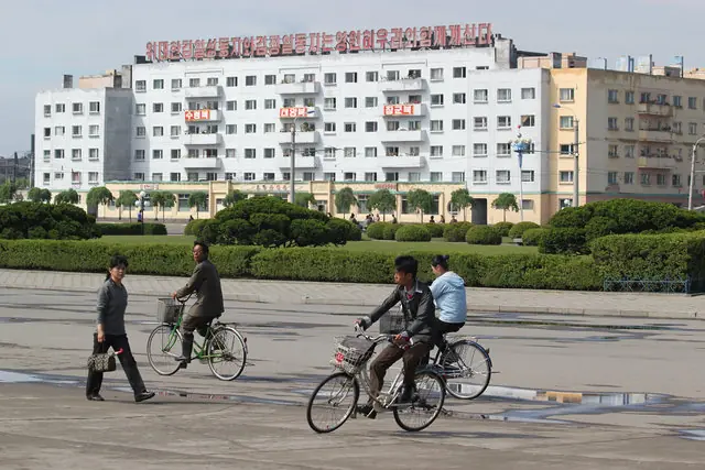В основному жителі Пхеньяна їздять на велосипедах