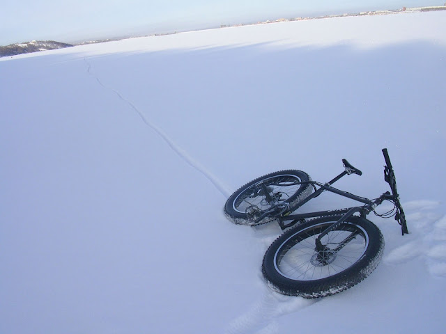 Що насамперед велосипеду заважає їхати по снігу