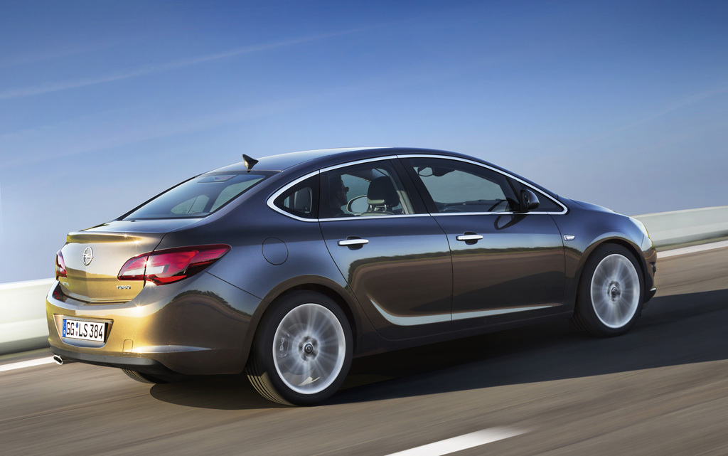 При проектуванні нового покоління седана   Opel Astra   інженери і дизайнери явно надихалися   моделлю Opel Insignia   , Але насправді новинка технічно ближче до Buick Verano 2013