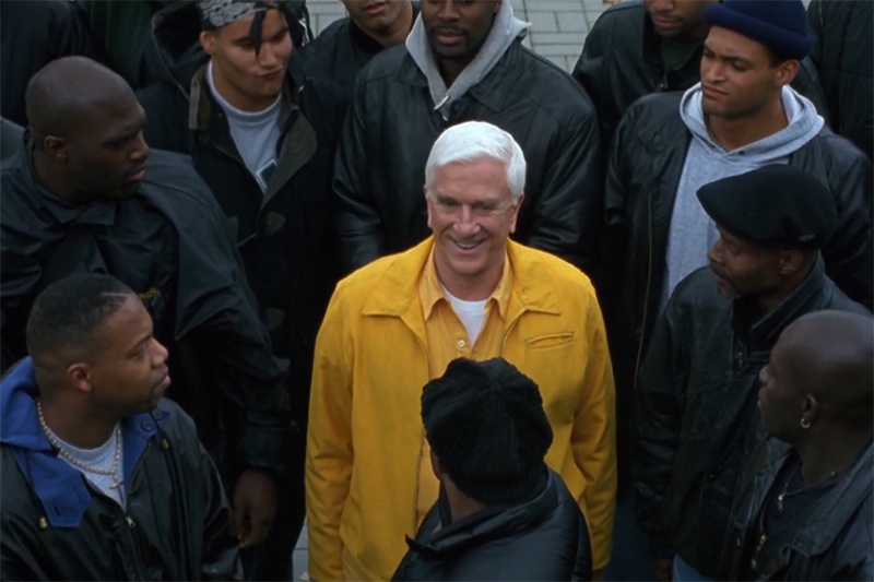 Відразу пригадується кадр з кінофільму «Без вини винуватий», де побіжний Леслі Нільсен в такий же помаранчевої тюремній робі, прагнучи загубитися в натовпі, стоїть серед чорношкірих хлопців на якомусь расистському мітингу