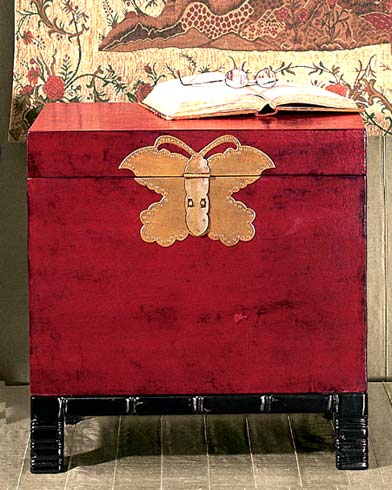 Яскраво-червоний дерев'яну скриню з бронзової метеликом - чому не тумбочка в спальні