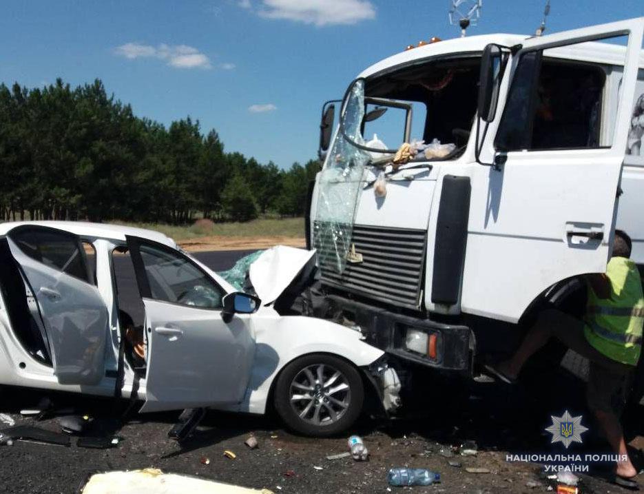 За попередніми даними, водій автомобіля Mazda з невідомих причин виїхав на зустрічну смугу та скоїв наїзд на автомобіль «МАЗ», який стояв на місці