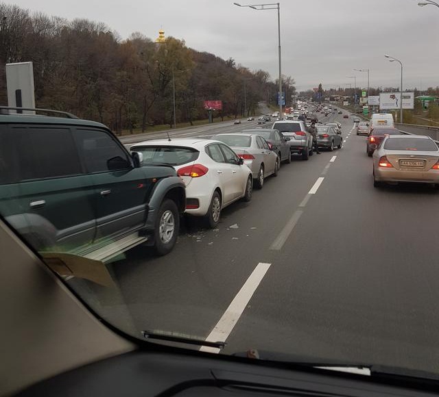 10 листопада на з'їзді з Дарницького моста в Києві зіткнулися понад десятка авто