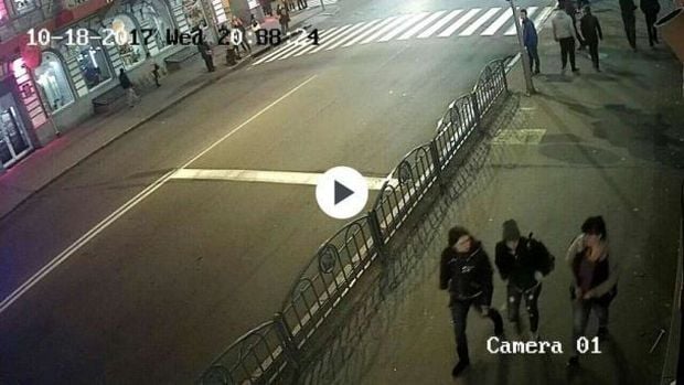 На першому фото видно, як на тротуарі поруч з пішохідним переходом стоять люди і чекають зелене світло
