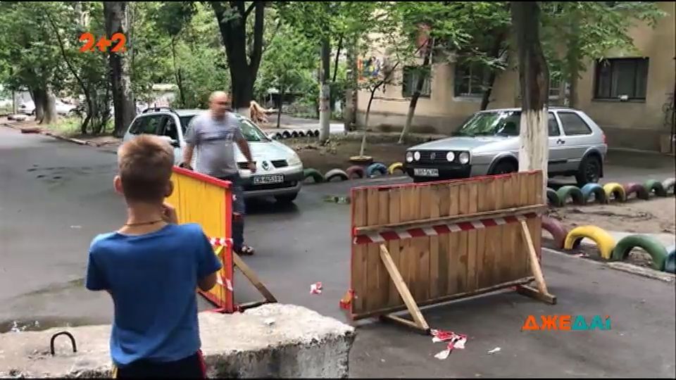 Деякі водії гроші дають охоче, часом навіть більше встановленої такси, ще й радіють винахідливості маленьких підприємців