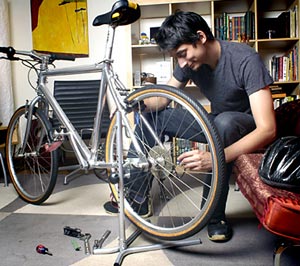 Велосипед є досить складний механізм, що складаються з безлічі вузлів, які вимагають систематичного обслуговування і догляду