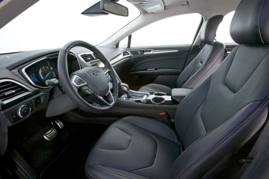 Стилістично інтер'єр перегукується з оформленням   нового Ford Explorer   , Наприклад, цифровим щитком приладів і схожою центральною консоллю з сенсорним блоком управління магнітолою Sony і клімат-контролем