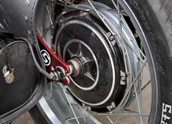 Мотор Yamasaki в 700 Вт встановлений на місці маточини заднього колеса велосипеда і зафіксований 36-ю 3,5-міліметровими мотоциклетними спицями
