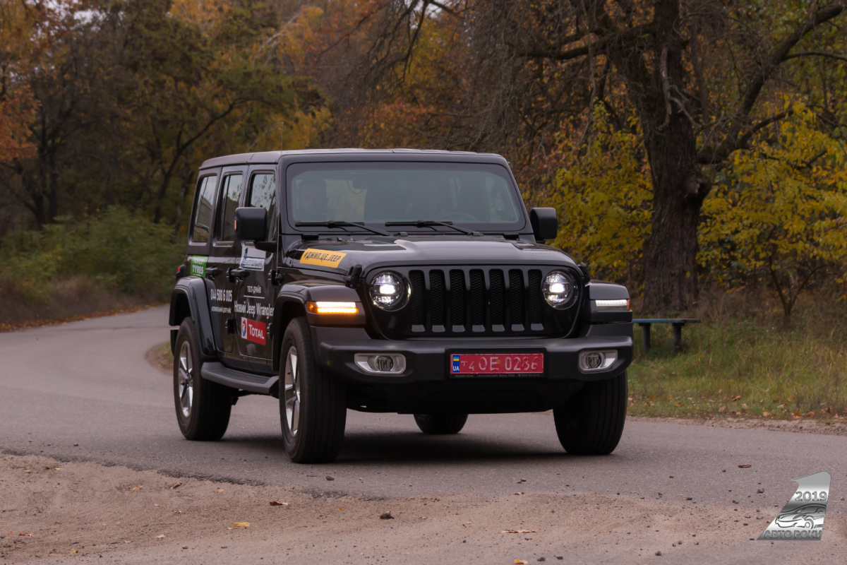 Передню частину прикрашає знаменита радіаторна решітка а-ля Willys, і навіть фари нагадують машину військових років: по центру круглої оптики є прямокутники, що імітують «світломаскування»