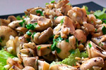 Для приготування салатів використовуються свіжі, варені, смажені, солоні і мариновані гриби