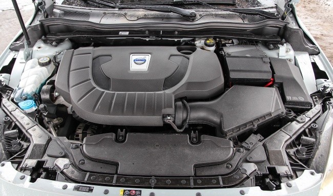 До слова, як відомо шанувальникам марки Volvo, все її двигуни останні час позначаються лаконічними індексами, в яких перша буква вказує на тип двигуна, а друга на його потужність