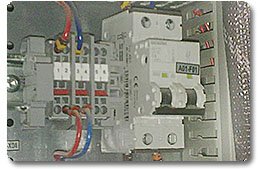 Наявність додаткового полюса - головною відмітною особливості цих автоматичних вимикачів від однополюсних аналогів, у багатьох випадках робить їх кращими для застосування в якості апаратів захисту або управління в ланцюгах живлення навантаження