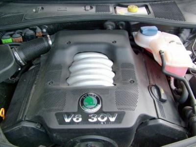 8 літровий V6 добре відомий ще по   Audi A6   в сотому кузові, але щільна компонування, що обертається дорожнечею обслуговування, і висока витрата палива не сприяли великого поширення Superb з таким двигуном