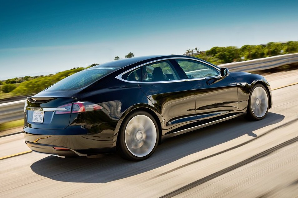 Тим більше що Tesla Model S - відверта насмішка над усіма європейськими, так і світовими автогігантами