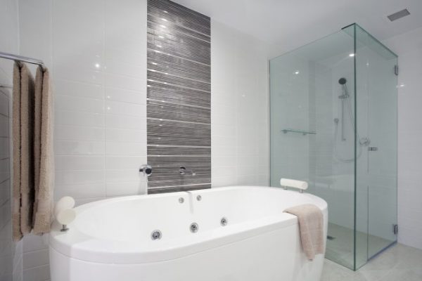 Роздумуючи над дизайном невеликій за площею ванної кімнати, можна вибрати варіант з душовою кабіною, оформлення якої представлено фото-прикладами сучасних ідей та актуальних стилів в 2018