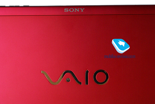 На кришці, природно, є логотип VAIO, традиційно він сріблястий