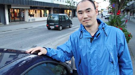 43-річний китаєць Вей Жань не може погодитися з тим, що він занадто погано водить машину для того щоб отримати норвезькі водійські права
