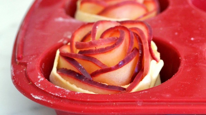 Троянди укладаємо в формочки для випікання кексів і відправляємо в розігріту до 180 градусів духовку на 15 хвилин