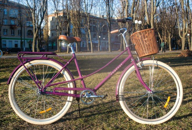 Строгий, сучасний міський велосипед мінімум написів, що б нічого не відволікало від витонченості ліній рами і палітри відтінків і глибини кольору