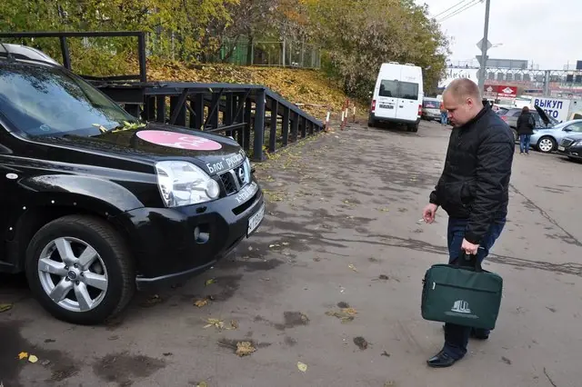 Покупець Nissan X-Trail Сергій з Ханти-Мансійська оглядає свою покупку в Москві