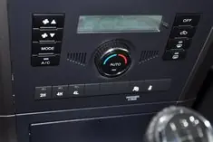 Управління трансмісією повністю «кнопкове», але якщо у бензинових версій (фото зліва) це класичний набір режимів (задній привід, жорсткий повний, що знижує передача), то у дизельної все простіше - або задній привід, або повний автоматичний